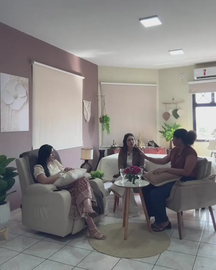 Sala de estar com poltronas onde acontecem as conversas e encontros